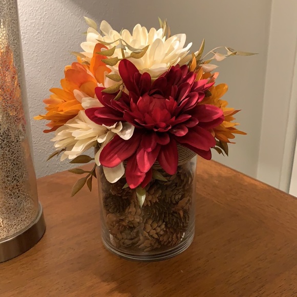 Beautiful Faux Floral Arrangement - Picture 3 of 9